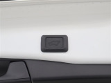 <電動バックゲート>スイッチ操作により電動でバックドアが開閉する機能です。 傘をさしていたり、荷物を持っていたり、子供を抱いているなど手がふさがっている際のバックドアの開け閉めが便利になります。