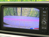 【バックカメラ】駐車時に後方がリアルタイム映像で確認できます。大型商業施設や立体駐車場での駐車時や、夜間のバック時に大活躍!運転スキルに関わらず、今や必須となった装備のひとつです!