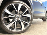 ●純正19インチアルミホイール:輸入車ならではの卓越した走りを支えるホイールと足回りです!日本車の走りに慣れている方にもぜひ体感して頂きたいほど、高いレベルでまとまっています!