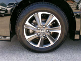 16インチ純正アルミホイール。路面に近いホイール部分は特に目立ちますし、車のイメージも大きく変わりますよ!