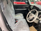 気になる汚れは「まるまるクリン」で解消! 当社の中古車はシートを外して隅々までキレイにクリーニングしてあります(但し、一部 高年式車両等は除きます)