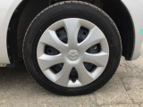 タイヤはスチールホイル+ホイールキャップとなっております。