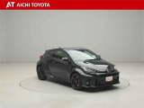 フロントガラスの上部には、トヨタセーフティーセンスの目となる単眼カメラとフロントグリル内のミリ波レーダーが付いています。また、前後バンパーには、インテリジェントクリアランスソナーを装備しています。