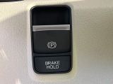 【オートブレーキホールド】信号待ちや渋滞で停車時にブレーキから足を離しても、停止状態を保持してくれます。前進するときはアクセルを踏めば自動で解除されるので安心♪街乗り運転が楽になります♪