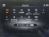 USBタイプA・タイプC・HDMI接続が可能です。Apple CarPlayやAndroid Auto連携機能もあります。携帯電話のワイヤレス充電にも対応。