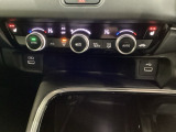オートエアコンがついてます。左右独立で温度設定のできるデュアルオートエアコンです。パネル内のシートヒータースイッチは前席の左右別々に3段階で温度設定ができます。