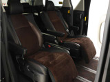【特別仕様車限定】ハーフレザーシート!本革&ブラック人工皮革とアルカンターラシートがミックスされたハーフレザーシートです。おしゃれな色の組み合わせで高級感のある車内空間が広がっております。