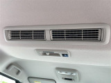 【 後席エアコン 】後席にもエアコンがついておりますので、車内全体を快適な温度に調節いただけます♪