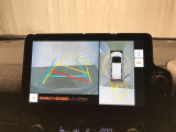 【パノラミックビューモニター】専用のカメラにより、上から見下ろしたような視点で360度車の周囲を確認することができます。