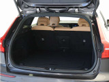 ラゲッジスペースはほぼスクエアに近い形状で、リアサスペンションの張り出しもありません。かさばる荷物でも気にせずに積み込めて、クラス最大級の積載能力を無駄にすることなく有効に活用できる空間です。