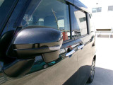 ターンランプ付きドアミラーはデザインだけでなく、他のドライバーや周囲の歩行者にもわかり易く視認性も十分な装備です。