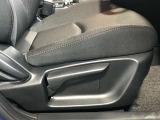 運転席は座面の上下調整ができ適切なドライビングポジションで運転できますよ♪