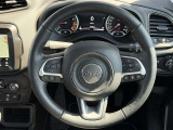 操作性の良いハンドルで運転中のストレスも軽減されます。