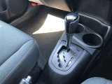 操作しやすいATシフトです。 シフトチェンジを気にしなくていいので運転だけに集中できますね。 自然と手に届くところにある、手になじむ形状のシフトノブがいいですね。