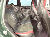 ●後部座席も気になるようなキズ・汚れやへたり等、大きなダメージはなく、良好な状態です。