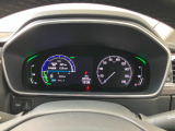 ホンダセンシング装着車となっております。衝突軽減ブレーキ、誤発進抑制機能、歩行者事故低減ステアリング、路外逸脱抑制機能、アダプティブクルーズコントロール、車線維持支援システム他、安全運転を幅広く支援。