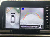 【アラウンドビューモニター】車を上から見下ろしているかのような映像で周囲の状況がひと目で確認、狭い駐車場に駐車するときも安心です♪