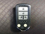 スマートキーです!!今や標準の装備になりつつありますよね!!ドアロック・アンロックも便利です!!
