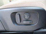 パワーシート『電動パワーシートですので運転中のシート調節も安全に行えます。微調整も可能ですのであなただけのドライビングポジションを実現します。』
