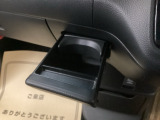 運転席からも助手席からも自由に使えるドリンクホルダーもついております。足元部分にはちょっとした小物を入れるのに便利な収納BOXもあります。