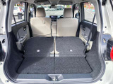 後部座席を倒すとこんなに広いスペースが現れます、急な荷物や大きな荷物にも対応できますね!