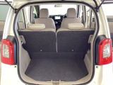開口部も広く荷物の積み下ろしもしやすいお車となっております。シートの背もたれは5:5の割合で分割して可倒できるので、長いお荷物などを載せることもできます。