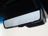デジタルインナーミラーを装備してます。後部座席の人や大きな荷物で後方の視界を遮られることがありません。