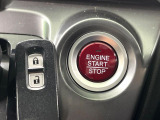 【Hondaスマートキー】カバンやポケットに入れたままでもドアの施錠・解錠が可能なスマートキーを装備。エンジンのオン・オフ時もカギを取り出す必要が無いからとっても便利です♪