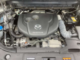 エンジンルームもピカピカに磨いてあります!納車時には、安心してお使いいただくために、しっかり整備してお引渡しいたします☆ディーゼル特有の音や振動を抑えるマツダ独自の技術を織り込んだ自慢のエンジンです