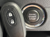 【キーレススタートシステム】カバンやポケットに入れたままでもドアの施錠・解錠が可能なスマートキーを装備。エンジンのオン・オフ時もカギを取り出す必要が無いからとっても便利です♪