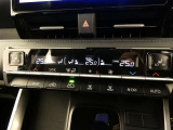 左右独立温度コントロールフルオートエアコンです。運転席、助手席それぞれで独立して温度設定ができます。冷え性の方が乗っても安心ですね♪