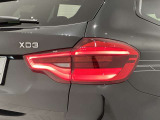 Xデザインのテールライト