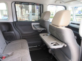 後部座席も広々と使えます。