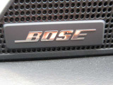 BOSEサウンドシステムを搭載。「良い音を出す」ではなく、その車種のごとに特徴を計算(車種専用設計)し、「反響音」を作り出すことによってどの座席でも自分中心で音が聴こえ、「心地よい空間」を作り出します。