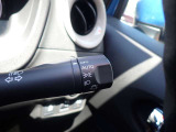 オートライト機能が装備されており暗い場所に入ると車両が検知しライトのON・OFFを自動的に切り替えてくれますので非常に便利な装備です♪