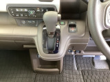 足元スッキリ、インパネシフトです。パーキングブレーキは電子制御パーキングブレーキタイプなので、運転席と助手席の間がスッキリしています。