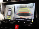 パノラミックビューモニター付きです。車両を上から見たような映像をディスプレイオーディオ画面に表示。運転席からの目視だけでは見にくい、車両周辺の状況をリアルタイムでしっかり確認できます。