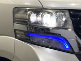 【HIDヘッドライト】非常に明るく前方を照らしてくれるので、悪天候や夜間の走行時も視界良好で安心してお乗りいただけます。