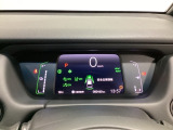 デジタル表示のスピードメーターとタコメーター、燃費やオドメーターなどの表示の他に、ホンダセンシング機能などの表示もできる多機能なマルチインフォメーション・ディスプレイです。