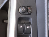 狭い駐車場で便利な電動格納ドアミラーが付いています。