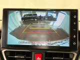 【バックカメラ】 駐車時に車両後方の様子を見ることができるので、運転の不安を軽くします。