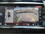 ボディの目立たない位置に設置された4台のデジタルカメラにより、車の周囲360度のオーバーヘッドビュー表示。それぞれのカメラを単独もしくは2か所表示することも可能。狭い場所や出入口なども安心できます!