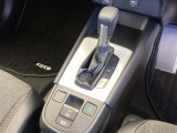 シンプルでとても使いやすいフロアシフトに、パーキングブレーキは電子制御パーキングブレーキです。