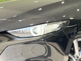 【LEDヘッドライト】悪天候や夜間走行時も良好な視界を確保し安心して運転できる高輝度LEDヘッドライトを装備!点灯速度が早く、消費電力も抑えられています。