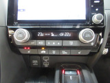 オートエアコンは左右席で独立温度コントロールが可能です。運転席はキンキンに冷やして助手席はマイルドにと言った設定が可能です☆暑さ寒さでケンカすることもなくなりますね♪