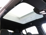 屋根一面まるごととも言える特大サイズのパノラマガラスルーフ。ルーフは、車内に入る陽射し、熱、紫外線を低減するため、ティンテッドガラスを使用したフルパノラマウインドです。