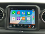 タッチスクリーンをタップするかスワイプするだけですべての機能を呼び出せます。Apple CarPlayおよびAndroid Autoに対応しスマートフォンとのシームレスな 連携も実現。さらに、USBポートを標準装備しています。