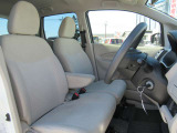 運転席です。長距離の運転でも快適なシートでございます。ご来店いただきましたら是非雑石に座ってみてください。