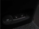リアシートにもシートヒーターを装備。4席全てで独立した調整が可能です。