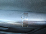 運転席ドアアームレスト破れあります